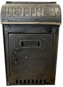 Une vieille boîte aux lettres en métal